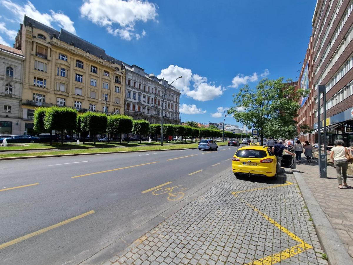 Central Point Budapest Exterior photo